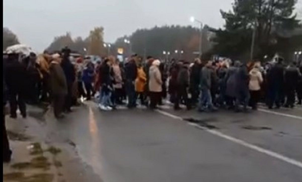 Через зрив опалювального сезону мешканці Новояворівська перекрили дорогу до кордону
