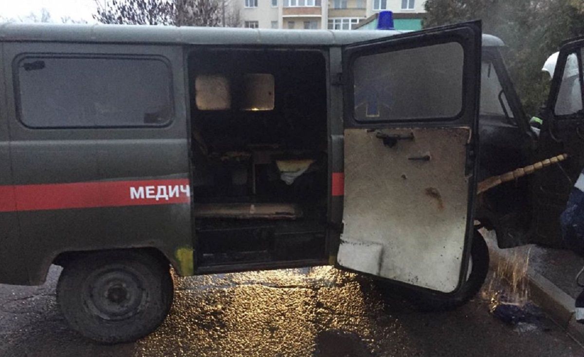 На території лікарні у Стрию загорівся припаркований автомобіль швидкої допомоги