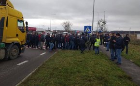 Протестувальники протягом трьох годин блокували трасу Київ-Чоп у двох місцях