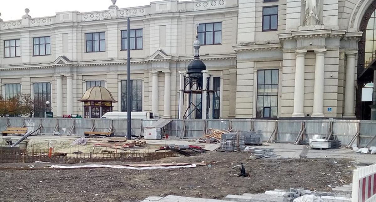 На залізничному вокзалі Львова замість пальми Мерцалова встановили каплицю