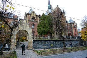 У Львові коштом міста відновлять дах колишнього монастиря францисканок