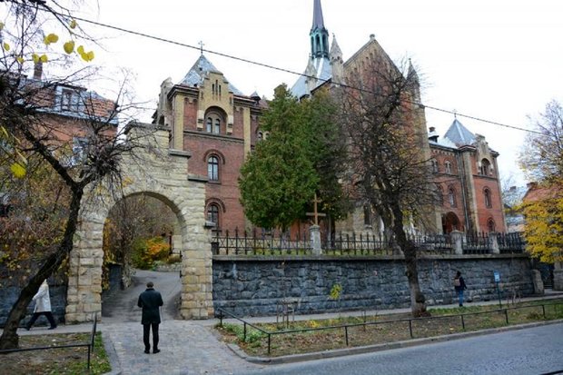 У Львові коштом міста відновлять дах колишнього монастиря францисканок