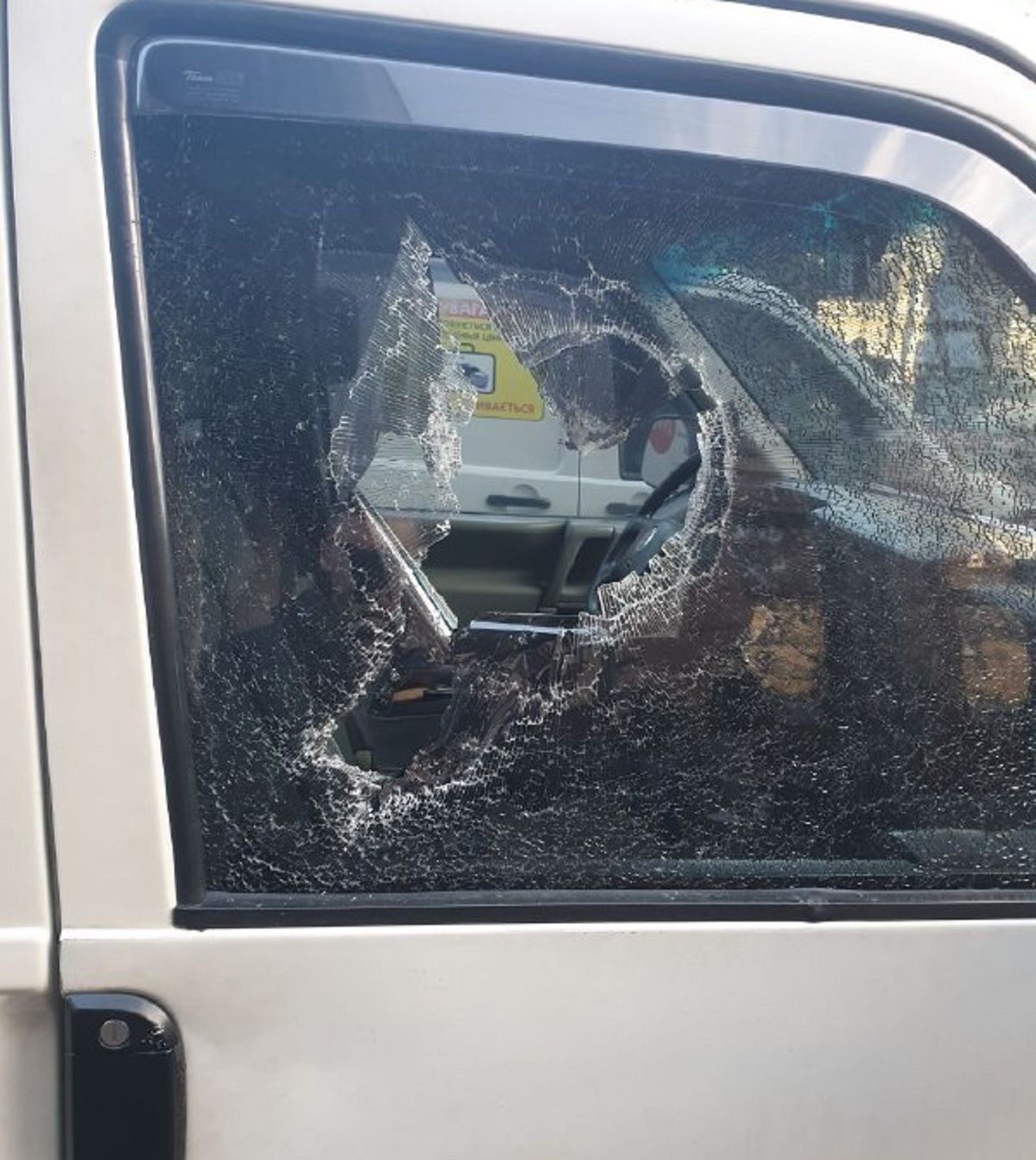 Власник незаконних атракціонів у центрі Львова розбив скло в автомобілі муніципалів