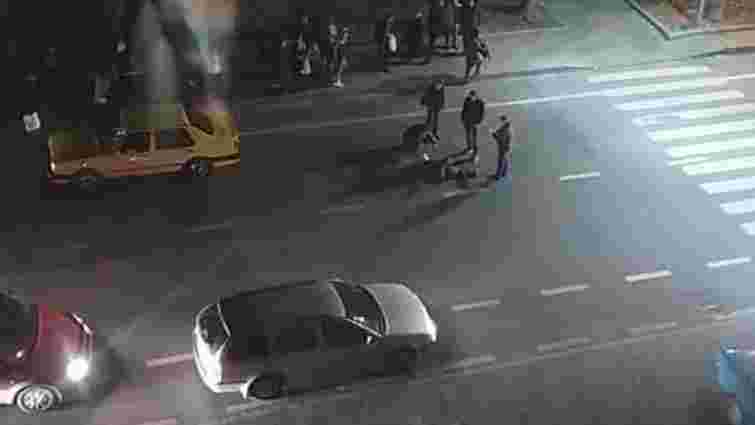 У Львові автомобіль на пішохідному переході збив пішохода