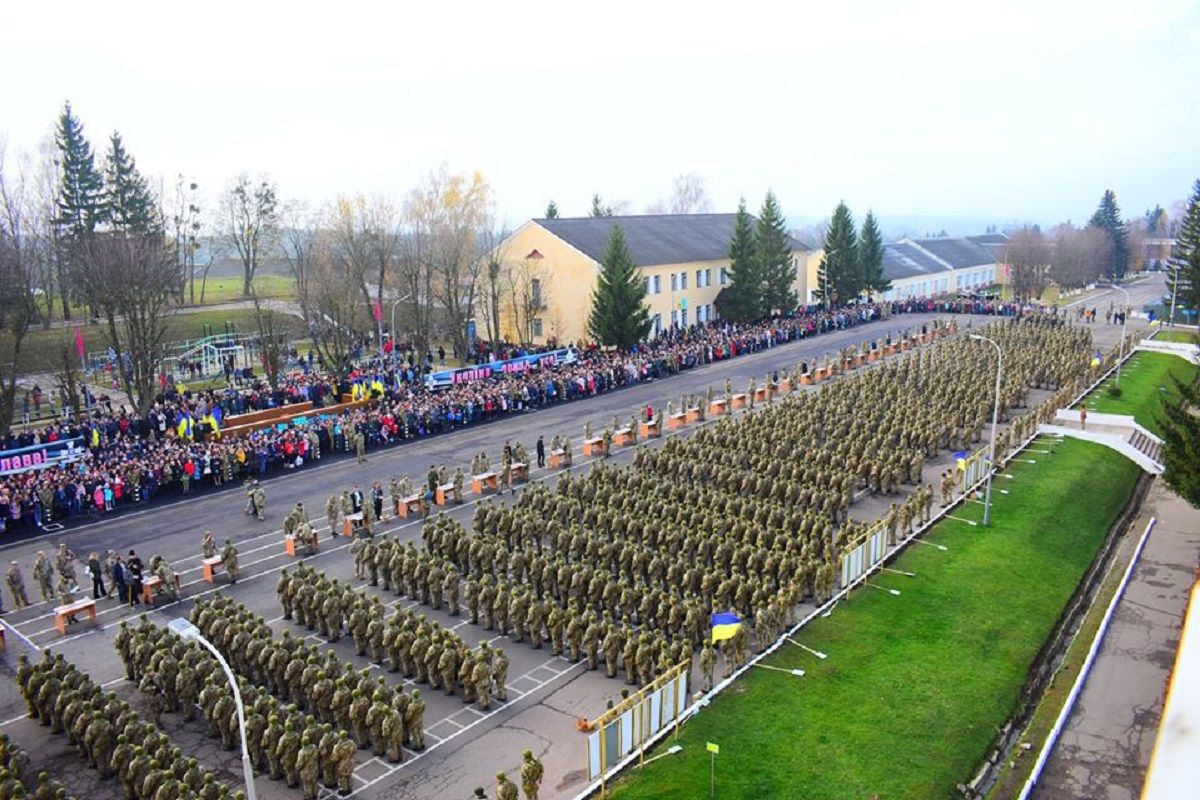 На Львівщині під час складання присяги військовий освідчився своїй коханій 