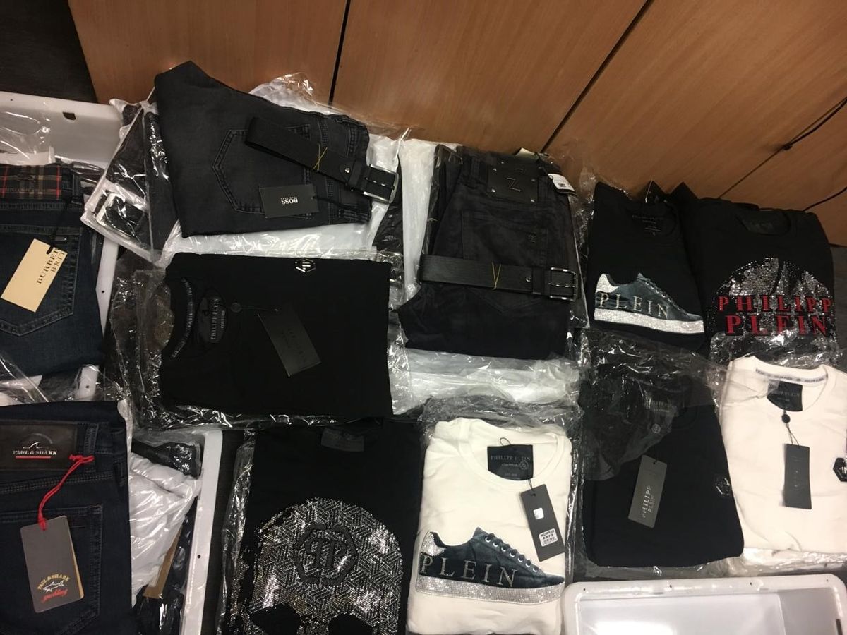 Львівські митники конфіскували у іноземців та українки брендовий одяг на понад мільйон гривень