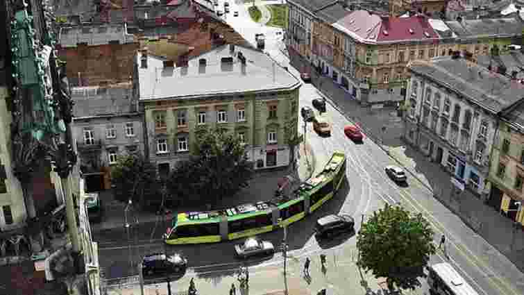 На площі Кропивницького у Львові трамвай збив нетверезого пішохода