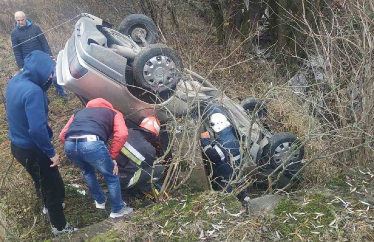 Біля Стрия автівка на швидкості злетіла з моста і перекинулася