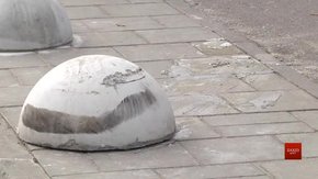 Невідомі пошкодили щойно встановлені антипаркувальні елементи на вул. Коперника