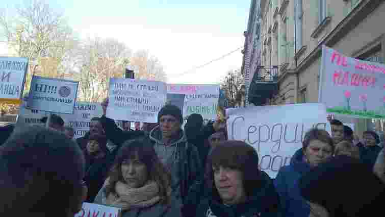 Львівську облраду оточили близько 200 протестувальників з різними вимогами