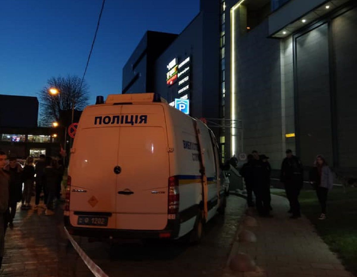 Вибухотехніки перевіряють повідомлення про замінування трьох львівських торгових центрів