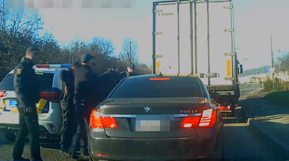 У Львові вантажівка заблокувала BMW, водій якого під наркотиками втікав від патрульних