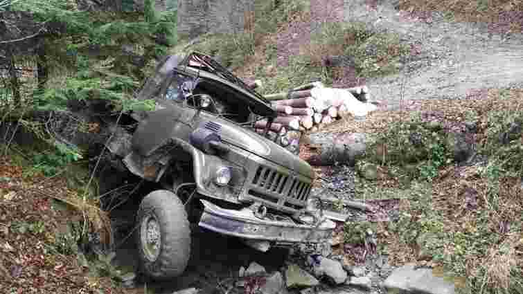 Вночі на Івано-Франківщині вантажівка з лісом впала в урвище, загинув водій