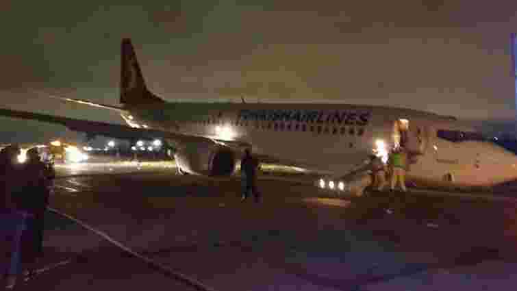 Турецький Boeing 737 здійснив аварійну посадку в Одесі 