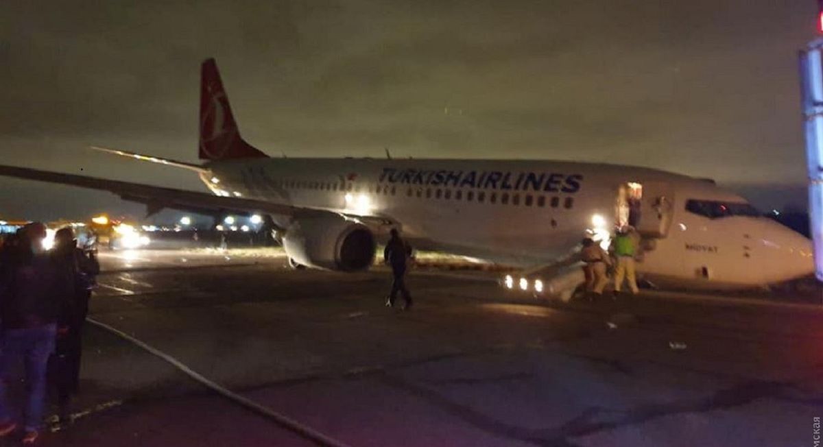 Турецький Boeing 737 здійснив аварійну посадку в Одесі 