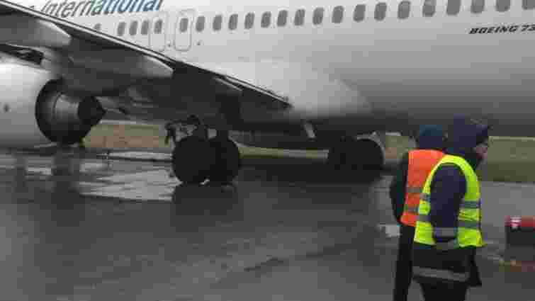 У львівському аеропорту літак МАУ викотився за межі злітної смуги