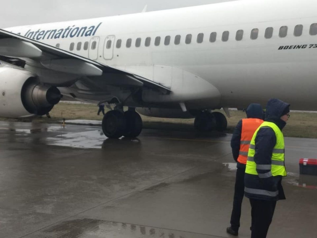 У львівському аеропорту літак МАУ викотився за межі злітної смуги