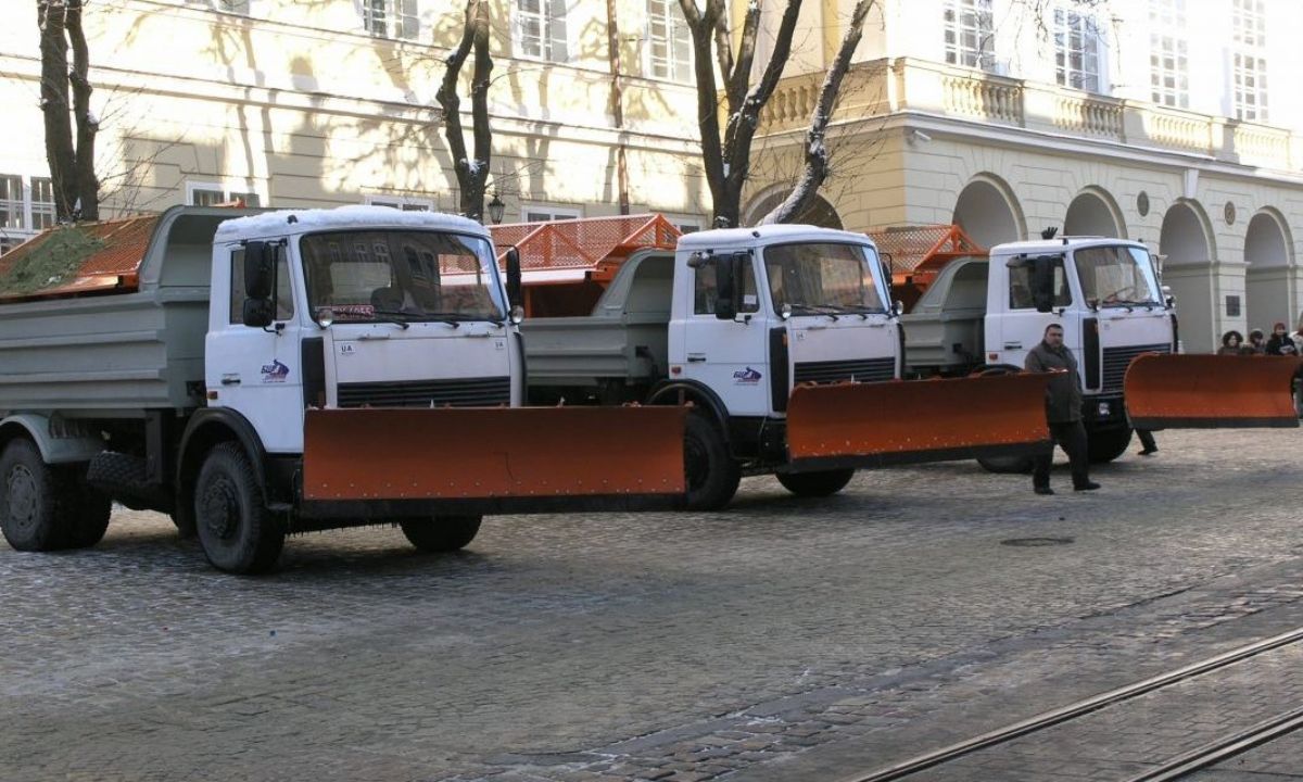 Через сильну ожеледицю львівські комунальники почали посипати вулиці піском