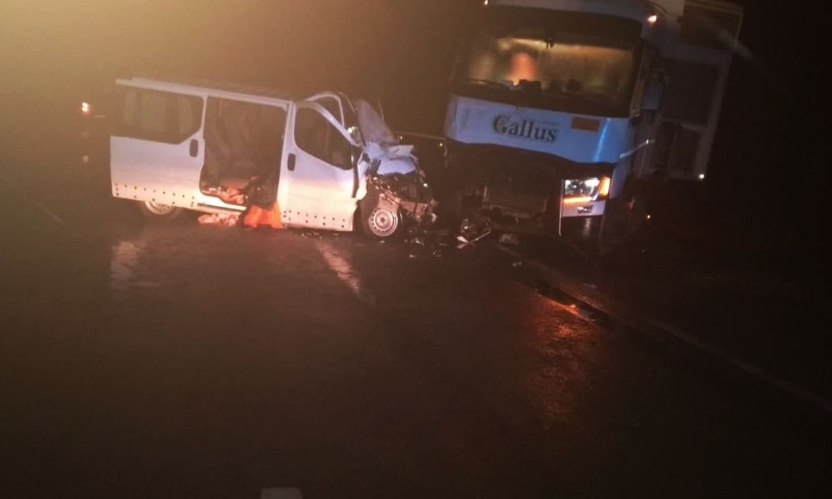 Вночі біля Стрия сталася масштабна ДТП із фурою та двома мікроавтобусами
