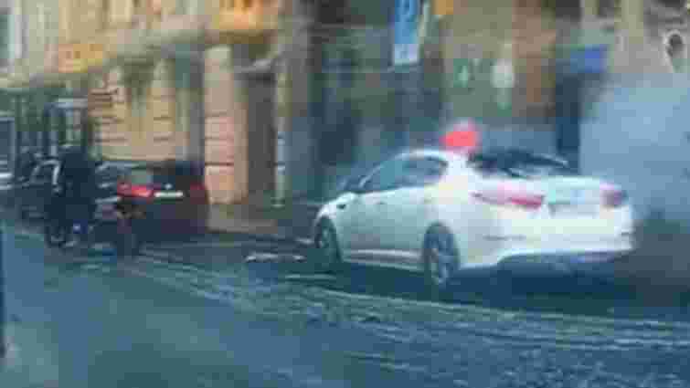 Львівські патрульні оштрафували п'яного скутериста, який випадково впав біля їхнього авто
