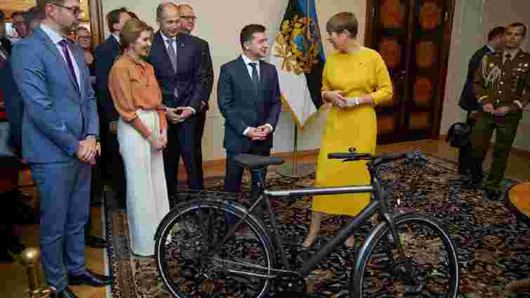Президентка Естонії подарувала Володимиру Зеленському велосипед