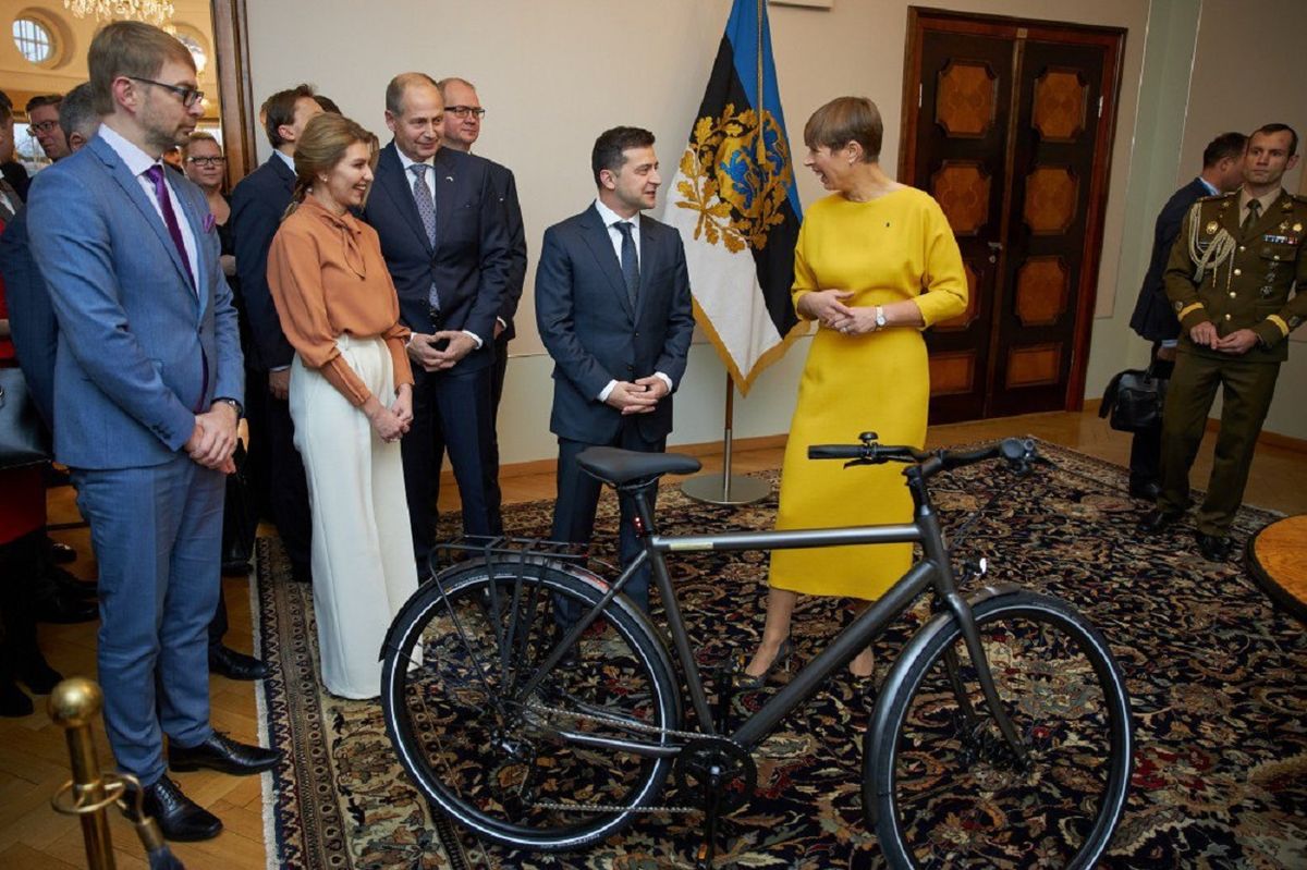 Президентка Естонії подарувала Володимиру Зеленському велосипед