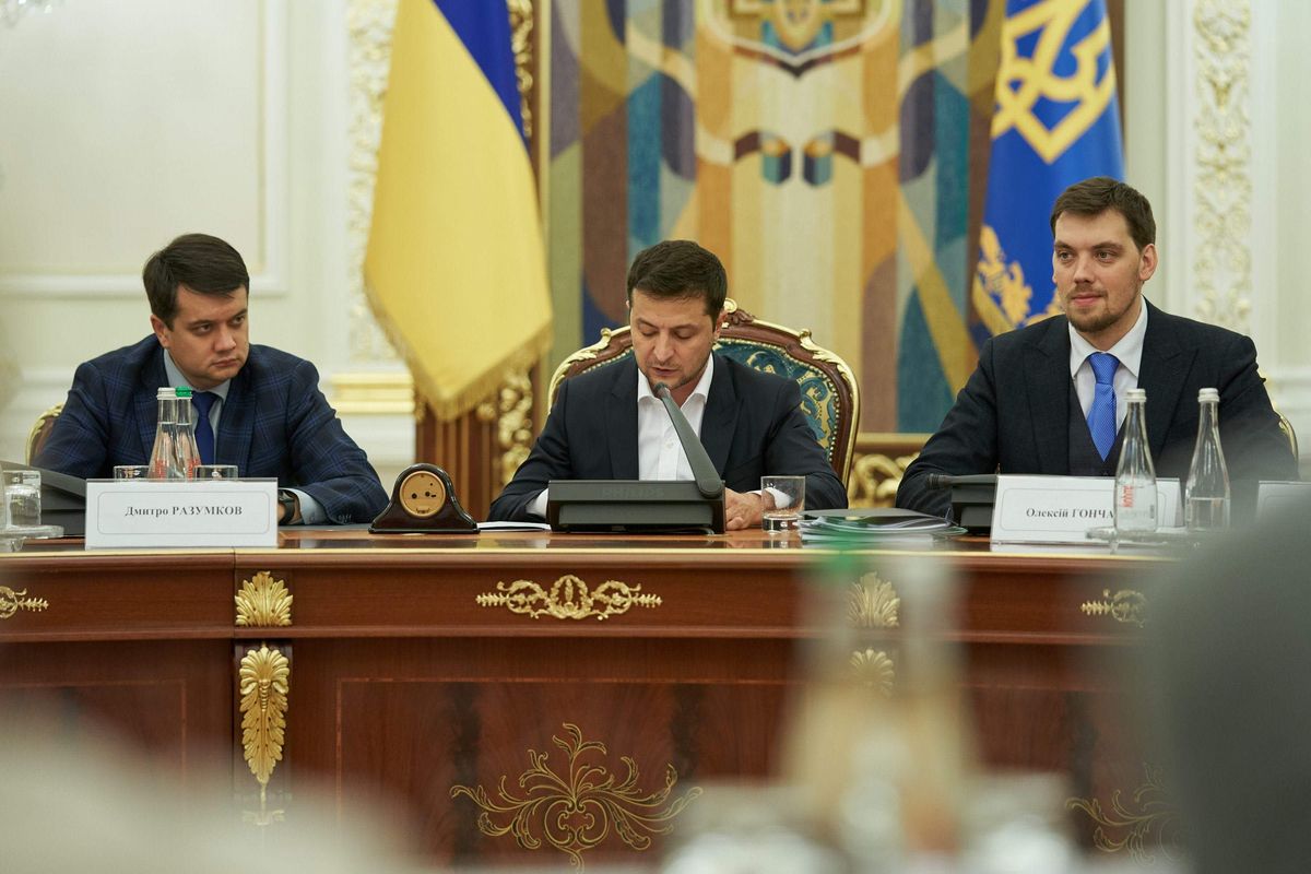Ставлення українців до Зеленського продовжує стрімко погіршуватись