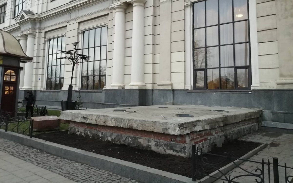 Залізничники демонтували каплицю біля львівського вокзалу
