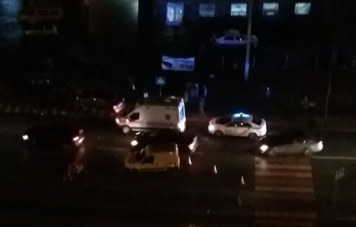 У Львові на вул. Стуса автомобіль збив жінку з дитячим візочком