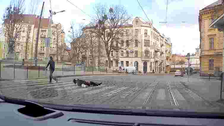 Посеред дня у Львові неадекватний чоловік вдарив в голову перехожу жінку