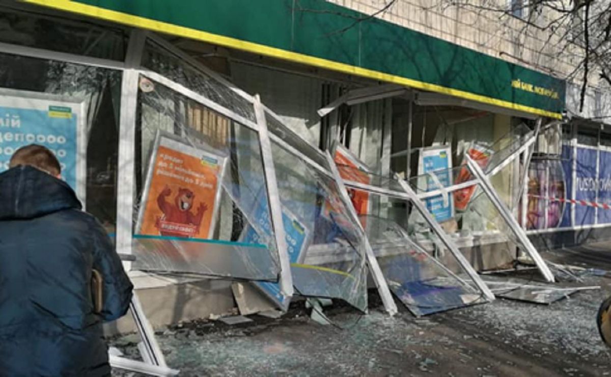 У Києві невідомі підірвали відділення «Ощадбанку» та викрали 250 тис. грн