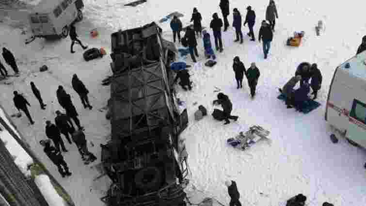 У Росії туристичний автобус впав з мосту у замерзлу річку, щонайменше 19 загиблих