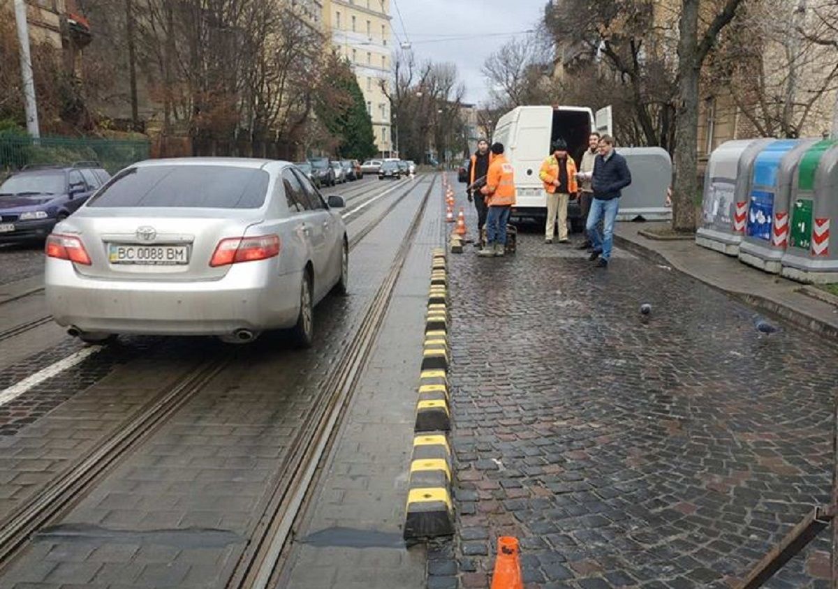 Вулицю Свєнціцького у Львові розділяють ділініаторами