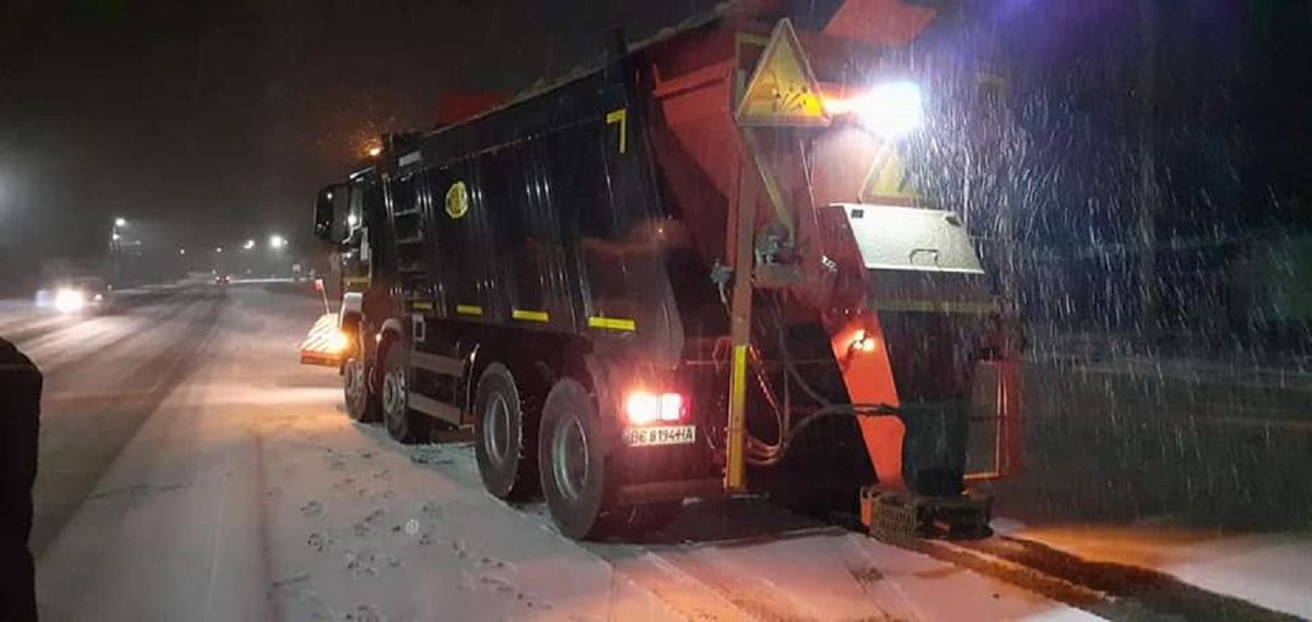 Через рясний снігопад на дороги Львова і області виїхала снігоприбиральна техніка