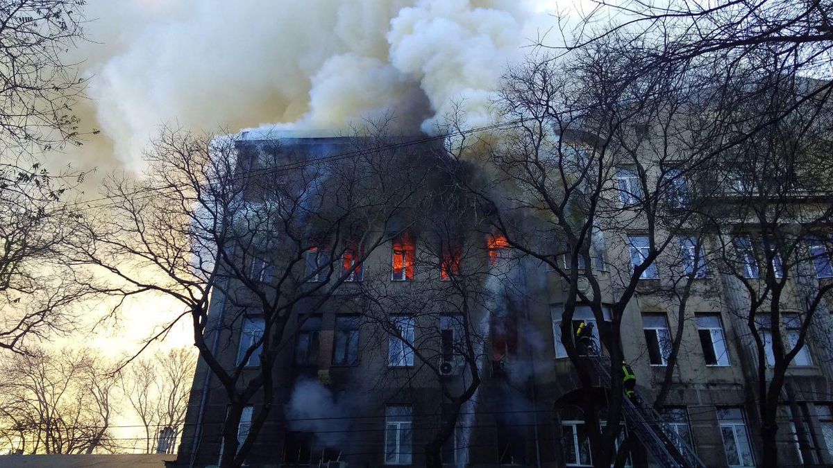 В одеському коледжі сталася масштабна пожежа, загинула 17-річна студентка