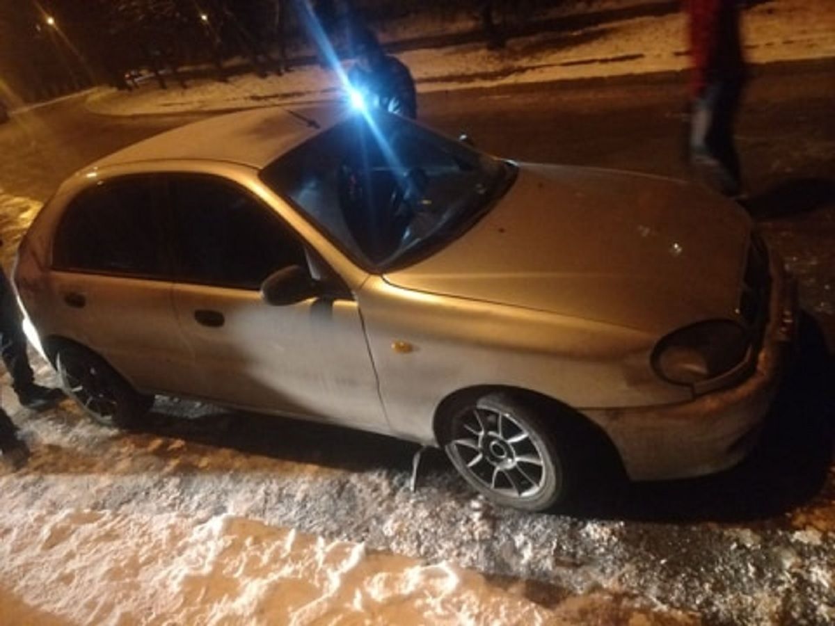 У Львові п’яний водій після двох вчинених ДТП заснув у своєму автомобілі