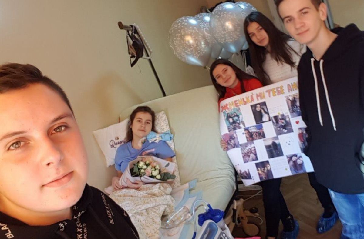 Травмована кіньми у центрі Львова 15-річна Олеся Шиян вперше стала на ноги