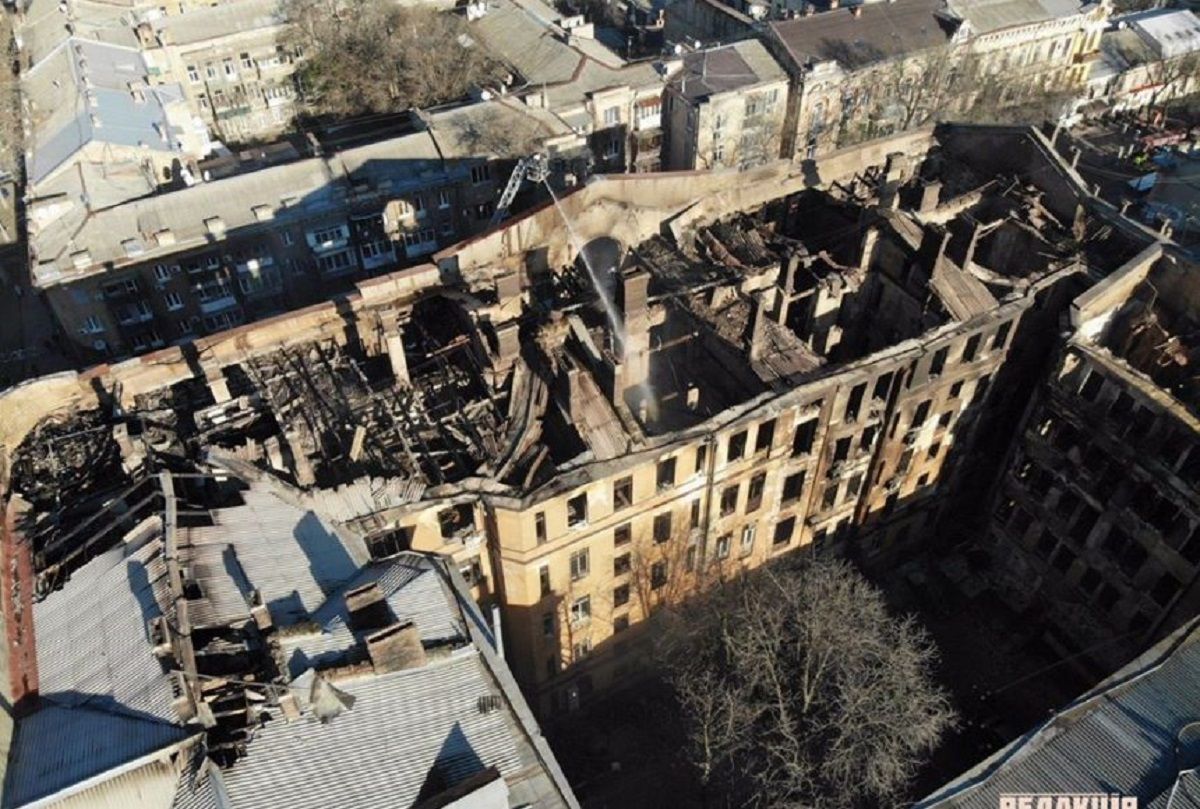 З-під завалів згорілої будівлі одеського коледжу дістали тіло жінки