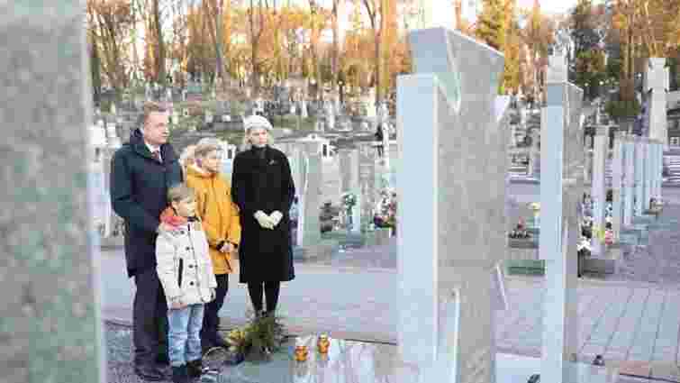 Мер Львова зі сім’єю вшанували пам’ять новітніх Героїв на Личаківському кладовищі
