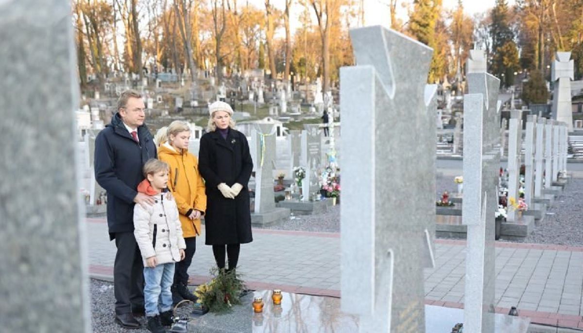 Мер Львова зі сім’єю вшанували пам’ять новітніх Героїв на Личаківському кладовищі