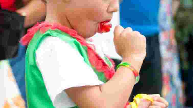 На Львівщині трирічна дитина проковтнула чупа-чупс разом з паличкою 