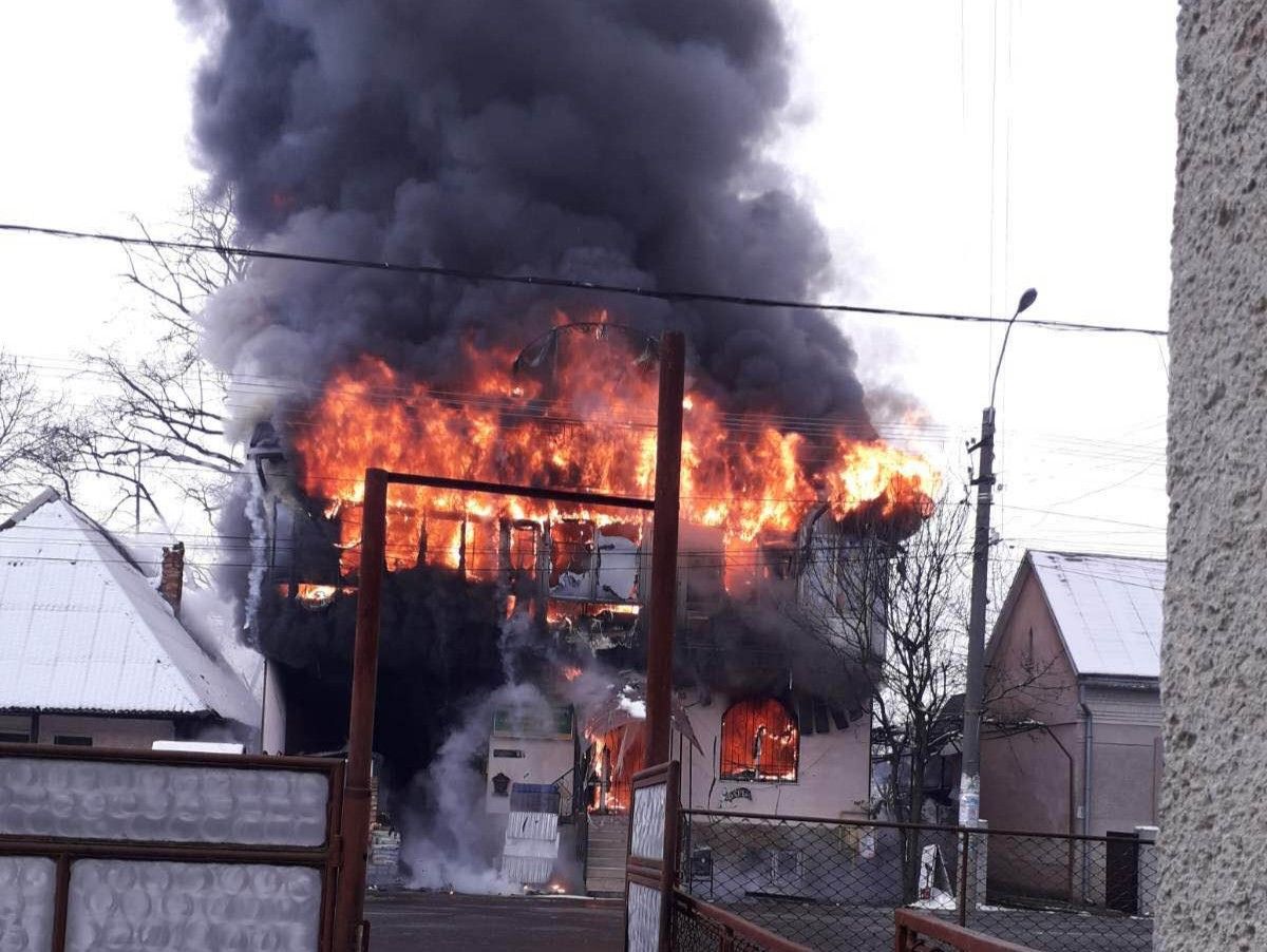 Масштабна пожежа сталася в магазині будматеріалів на Закарпатті