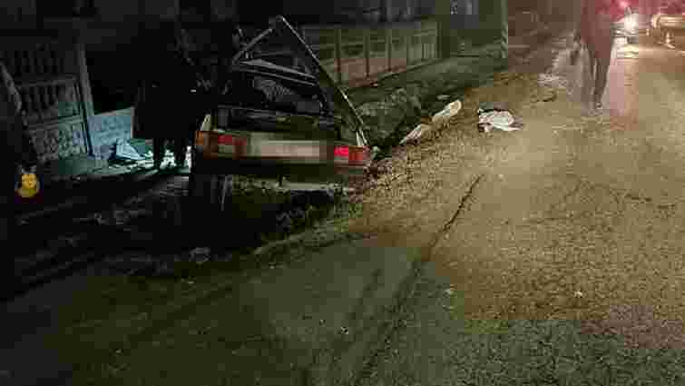 Нетверезий водій злетів з дороги і розбив автомобіль біля Рави-Руської