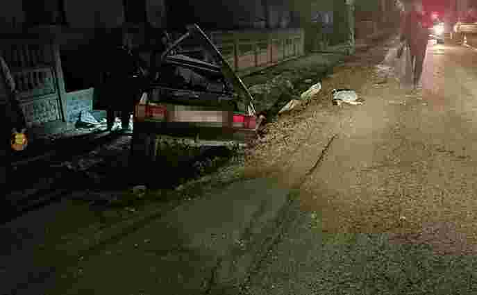 Нетверезий водій злетів з дороги і розбив автомобіль біля Рави-Руської