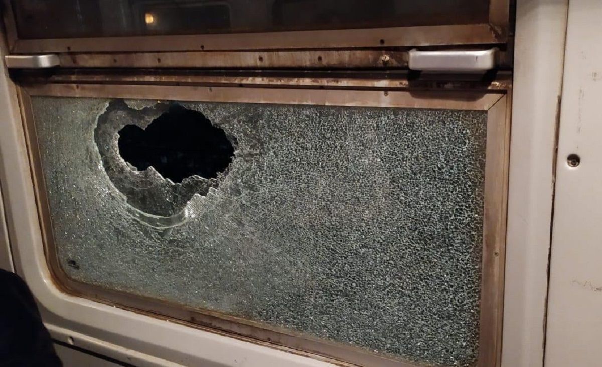 Поліція затримала 27-річного мешканця Пустомитів, який закидав електрички камінням
