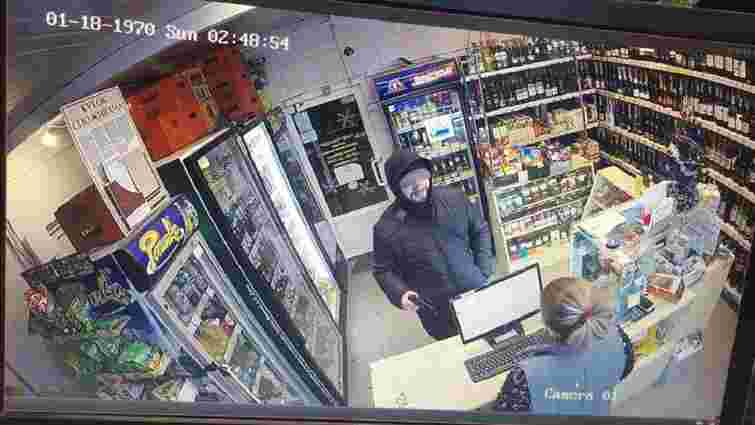 Озброєний злочинець потрапив на відеокамери під час пограбування крамниці у Львові
