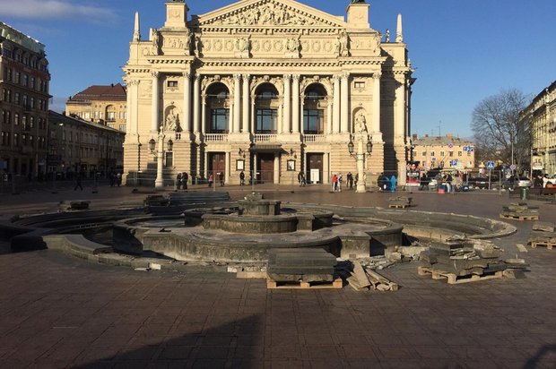 У Львові почали демонтаж фонтану перед Оперним театром 
