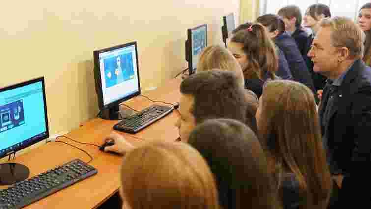 Мер Львова разом зі школярами вчився створювати гру про штучний інтелект