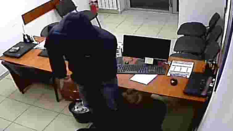 Львівська поліція затримала 36-річного озброєного грабіжника
