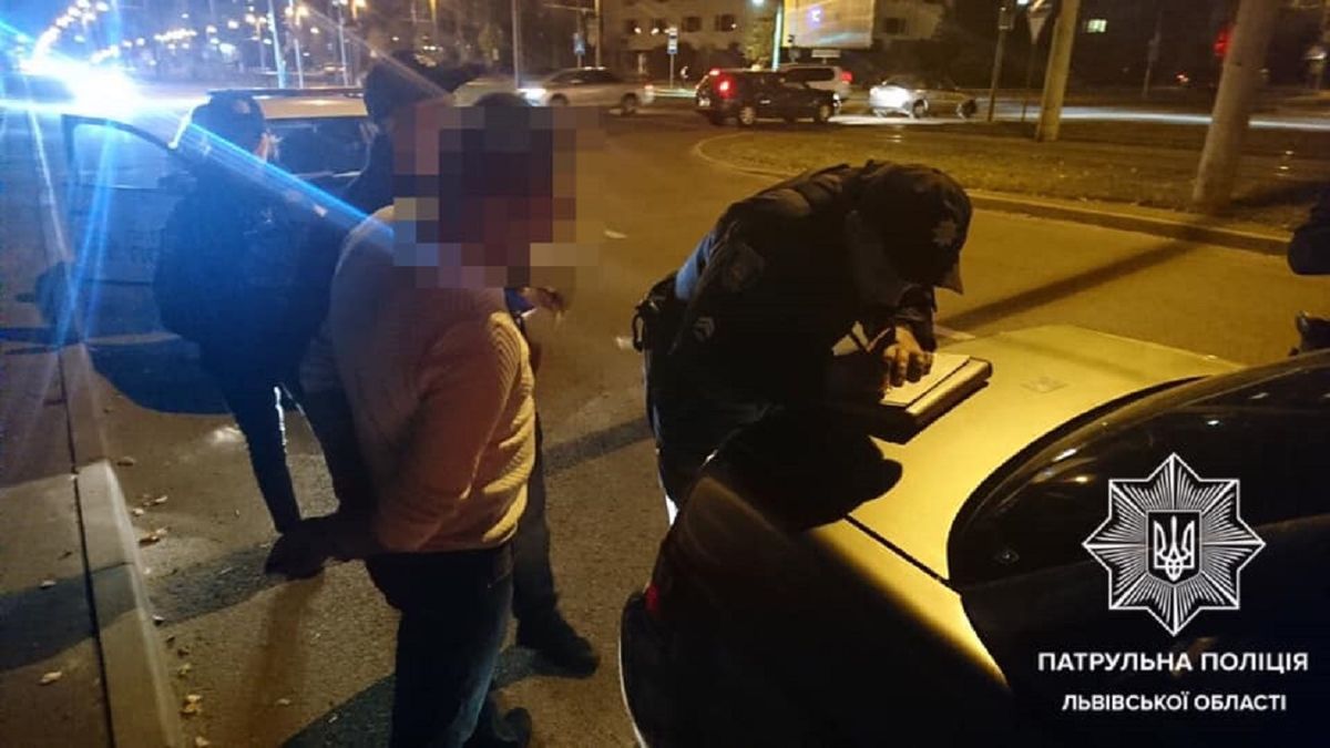 Львівський суд оштрафував п'яного водія за спробу дати хабара патрульним 